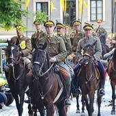 ►	Defilada grupy rekonstrukcyjnej Ułanów Jazłowieckich.