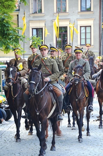 ►	Defilada grupy rekonstrukcyjnej Ułanów Jazłowieckich.