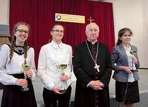 ▲	Od lewej: Daria Borecka, Agata Kaczmarczyk,  bp Andrzej F. Dziuba  i Lidia Majda.