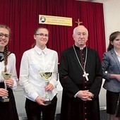 ▲	Od lewej: Daria Borecka, Agata Kaczmarczyk,  bp Andrzej F. Dziuba  i Lidia Majda.