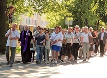 ▲	Pielgrzymi z ks. Adamem Domańskim w drodze  do bazyliki katedralnej.