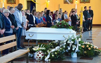 ▲	Pogrzeb zmarłego ministranta Emanuela.