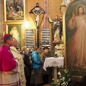 ▲	Obraz Pana Jezusa Miłosiernego dotarł do każdej parafii naszej diecezji. Na zdjęciu powitanie w Jawiszowicach.