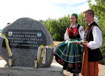 Kamień z tablicą upamiętniającą wizytę Jana Pawła II w Łowiczu