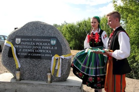 Kamień z tablicą upamiętniającą wizytę Jana Pawła II w Łowiczu