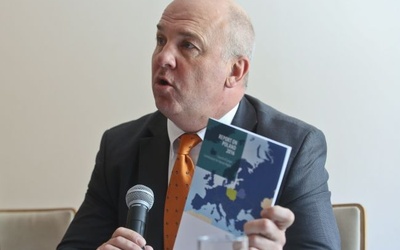 Komisarz Nils Muižnieks podczas prezentacji raportu