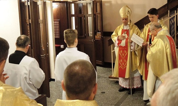 Po Mszy św. bp Roman Pindel poświęcił nowy konfesjonał w kaplicy Bożego Miłosierdzia