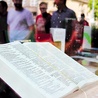 Otwarta księga Pisma Świętego w księgarskiej witrynie zachęca do lektury.