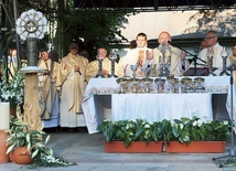 	Dziękczynienie odbyło się przy kościele Wieczerzy Pańskiej, gdzie znajduje się sarkofag nowego świętego.