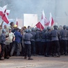 Szturm oddziałów ZOMO (Zmotoryzowanych Odwodów Milicji Obywatelskiej) pacyfikujących robotniczy protest (historyczna rekonstrukcja).