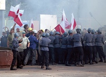 Szturm oddziałów ZOMO (Zmotoryzowanych Odwodów Milicji Obywatelskiej) pacyfikujących robotniczy protest (historyczna rekonstrukcja).