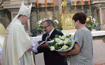 Marcin Węgłowski, dyrektor szkoły, dziękuje bp. Piotrowi Turzyńskemu za udział w uroczystości.