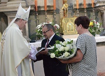 Marcin Węgłowski, dyrektor szkoły, dziękuje bp. Piotrowi Turzyńskemu za udział w uroczystości.