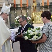 Marcin Węgłowski, dyrektor szkoły, dziękuje bp. Piotrowi Turzyńskemu za udział w uroczystości.