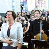 ▲	W limanowskiej bazylice Halina Dyczek dyrygowała podczas jubileuszowego koncertu chóru.