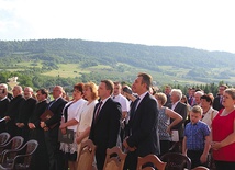 ►	Druga cześć jubileuszu odbyła się w domu weselnym, gdzie orkiestra dała koncert. Jej obecnym i byłym członkom wręczono okolicznościowe medale, a goście odśpiewali „Sto lat”.