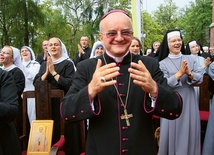 Biskup Jan Sobiło znakomicie zna sytuację na Ukrainie, często odwiedzał parafie nawet w strefie frontu.
