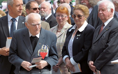 Pięć lat temu ks. Scheipers (drugi z lewej) był obecny na beatyfikacji ks. Alojzego Andrickiego w Dreźnie.