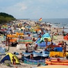 Eksperci spodziewają się, że nad polskie morze przyjedzie trzy razy więcej ludzi niż w zeszłym roku. Na zdjęciu plaża w Dziwnówku.