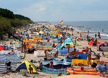 Eksperci spodziewają się, że nad polskie morze przyjedzie trzy razy więcej ludzi niż w zeszłym roku. Na zdjęciu plaża w Dziwnówku.