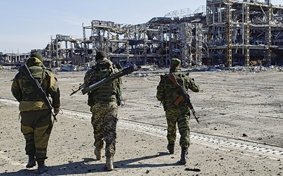 Patrol separatystów w opanowanej przez nich części ruin lotniska w Doniecku.
