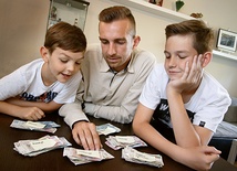 Warto pokazywać dzieciom, na co rodzice wydają zarobione pieniądze, i razem z nimi planować wydatki.