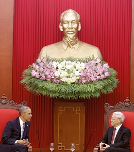 W Wietnamie Barack Obama rozmawiał z sekretarzem generalnym partii komunistycznej Nguyenem Phu Trongiem pod statuą przedstawiającą Ho Chi Minha – przywódcę wietnamskiej rewolucji.