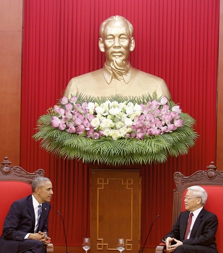 W Wietnamie Barack Obama rozmawiał z sekretarzem generalnym partii komunistycznej Nguyenem Phu Trongiem pod statuą przedstawiającą Ho Chi Minha – przywódcę wietnamskiej rewolucji.
