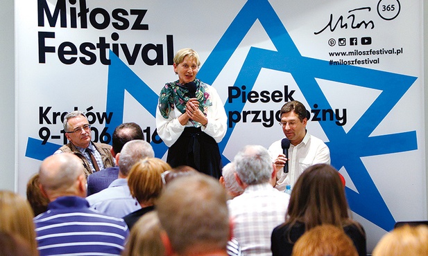 Poetka Olga Siedakowa z tłumaczami (od lewej): Ryszardem Pomorskim i Nikitą Kuznetsovem.