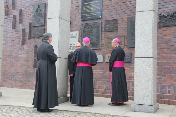 Wizyta prymasa Polski, abp. Wojciecha Polaka w KWK "Wujek"