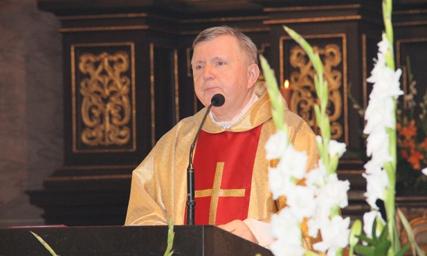 Ks. Tadeusz Pajurek stworzył ludziom po leczeniu szpitalnym, jedną z pierwszych w Polsce formę rehabilitacji.