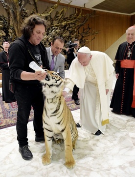 Tygrys i czarna pantera u papieża
