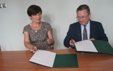 Maria Laska, dyrektor szkoły na Blichu, i Julian Majka z WAT podpisują porozumienie o współpracy