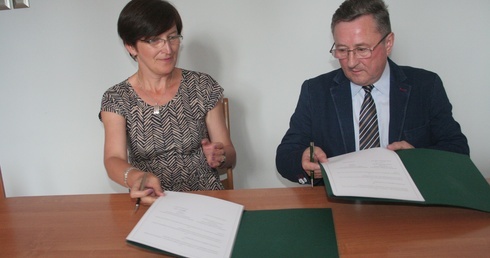 Maria Laska, dyrektor szkoły na Blichu, i Julian Majka z WAT podpisują porozumienie o współpracy