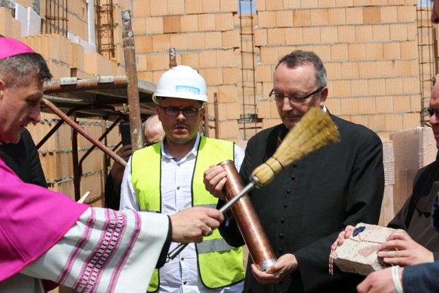 Bp Roman Pindel poświęcił i wmurował kamień węgielny oraz akt erekcyjny Domu św. Józefa w Andrychowie