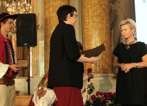 Wyróżnienie odbiera Aneta Oborny (z prawej), dyrektor Muzeum Ludowych Instrumentów Muzycznych w Szydłowcu