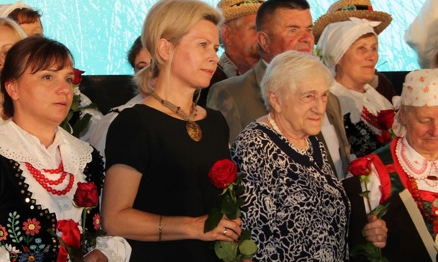Dyrektor Aneta Oborny (druga z lewej) wśród laureatów