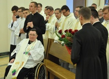 Gratulacje ks. Adamkowi składają klerycy WSD w Tarnowie