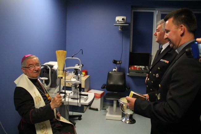 Wizyta abp. Głódzia w Szpitalu Marynarki Wojennej