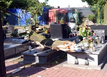 Potężny konar drzewa uszkodził nagrobki na cmentarzu prawosławnym w Radomiu