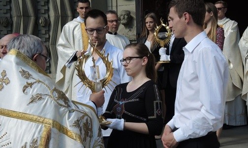 Przedstawiciele wspólnot parafii wnieśli relikwie Apostołów Miłosierdzia