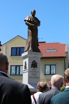 Poświęcenie pomnika św. abp. Bilczewskiego w Wilamowicach