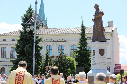 Poświęcenie pomnika św. abp. Bilczewskiego w Wilamowicach