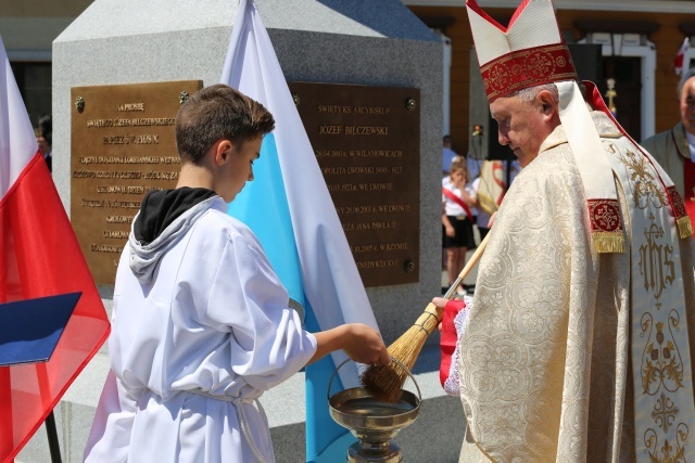 Poświęcenie pomnika św. abp. Bilczewskiego w Wilamowicach