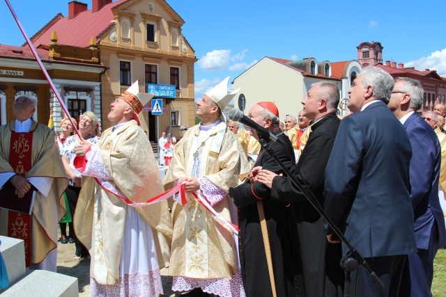 Poświęcenie pomnika św. abp. Bilczewskiego w Wilamowicach