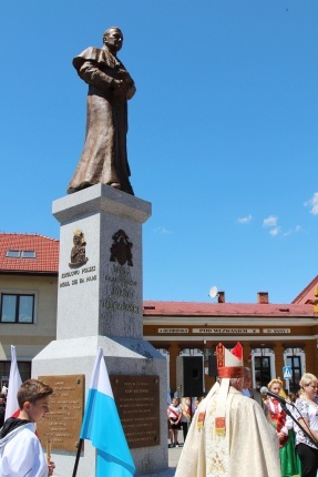 Poświęcenie pomnika św. abp. Bilczewskiego w Wilamowicach