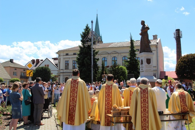 Poświęcenie pomnika św. abp. Bilczewskiego w Wilamowicach