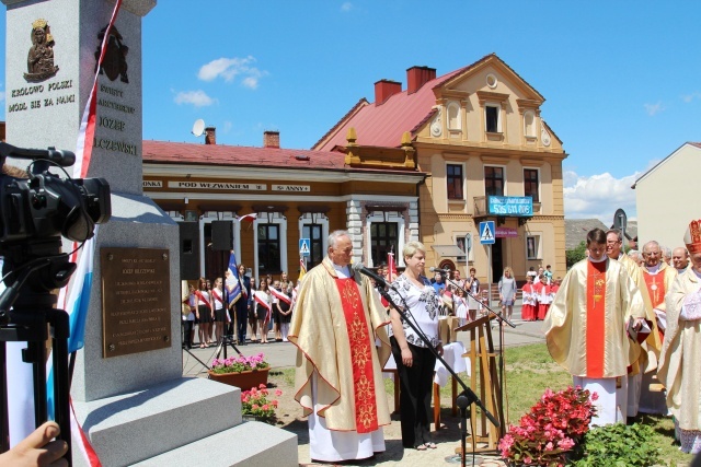 Poświęcenie pomnika św. abp. Bilczewskiego w Wilamowicach