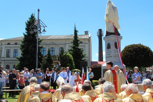 Poświęcenie pomnika św. abp. Bilczewskiego w Wilamowicach