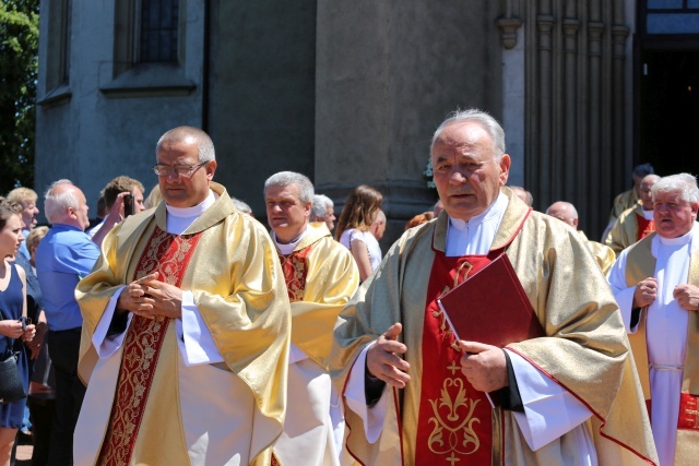 Poświęcenie pomnika św. abp. Bilczewskiego w Wilamowicach